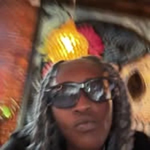 @piecesofveev profile image